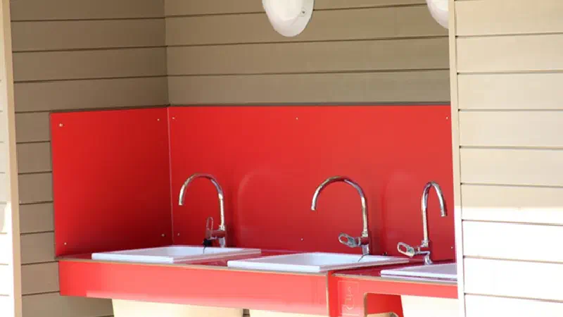 lavabo rouge des sanitaires
