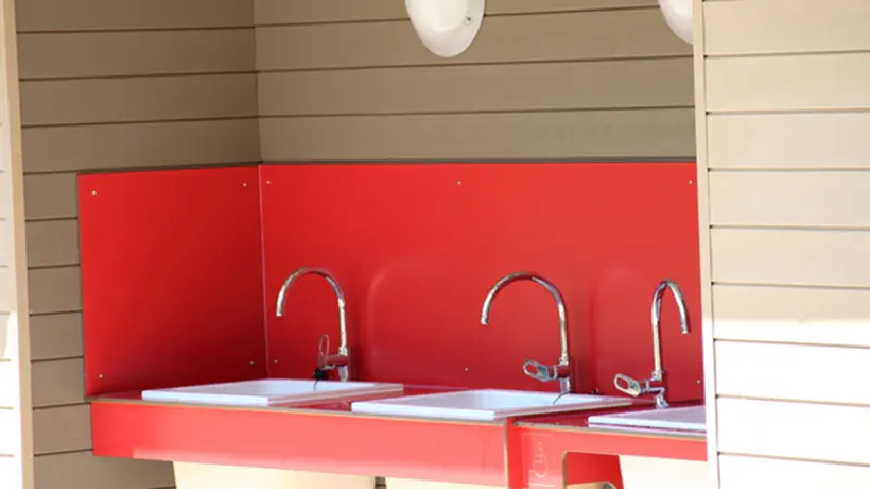lavabo rouge des sanitaires