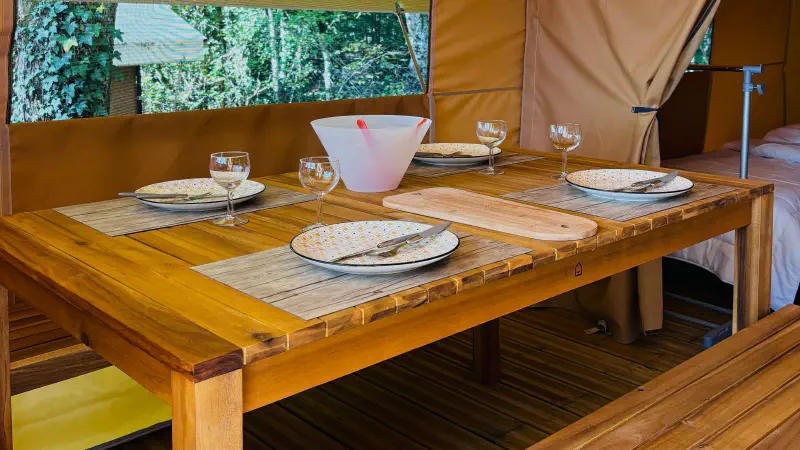 vue salle à manger lodge masaai 4PL avec couvert dressé