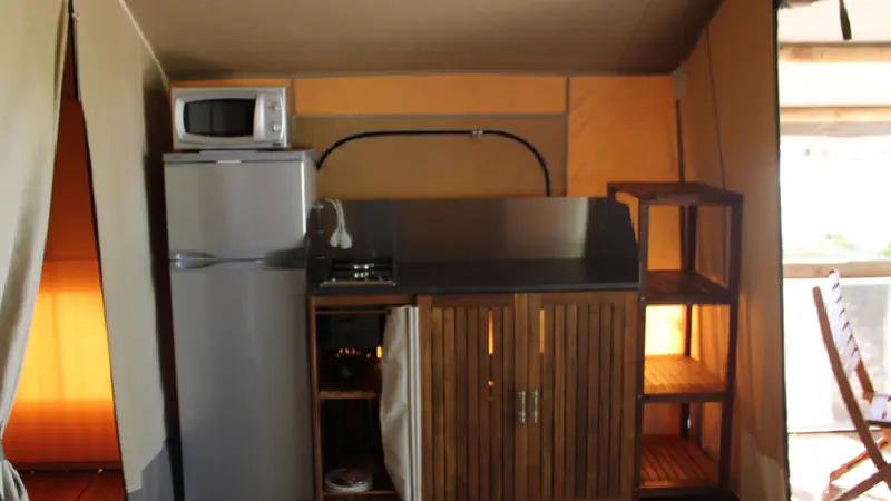 vue cuisine lodge Mokoro avec frigo