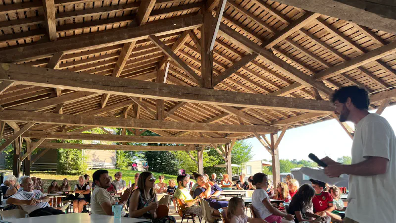 Radiocamping animé par Martin, le régisseur du site